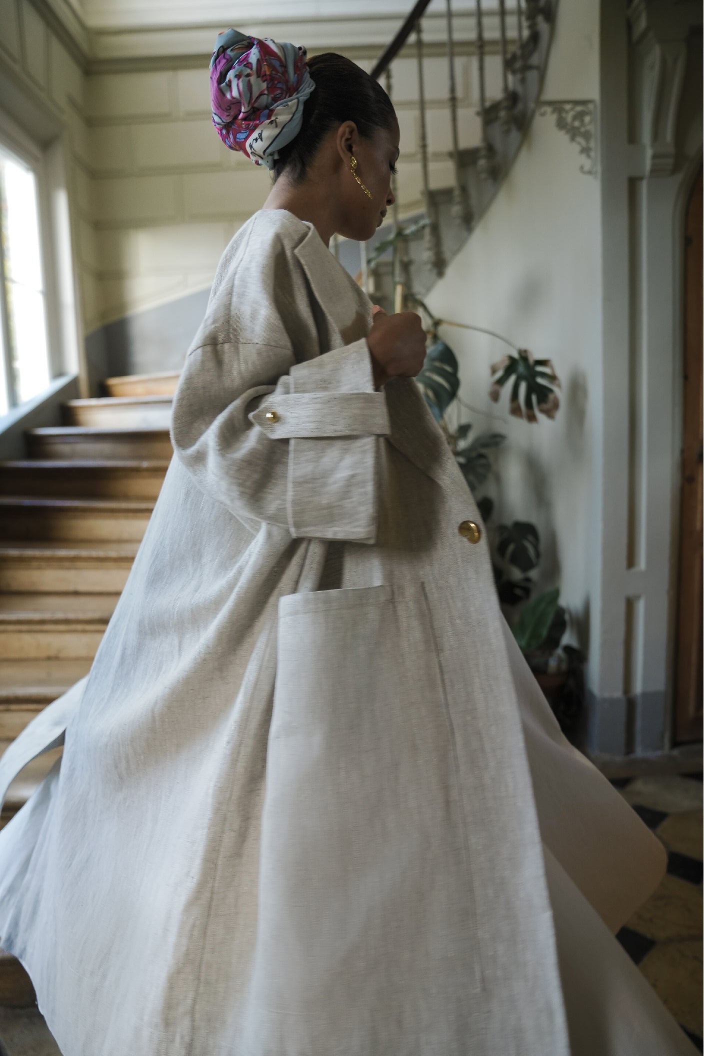 Model wearing the TIDE silk scarf in her hair with the ECHO oversized linen summer coat by MAATHI Paris